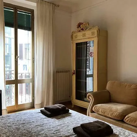 Via Paracelso, 5 * Milánó
